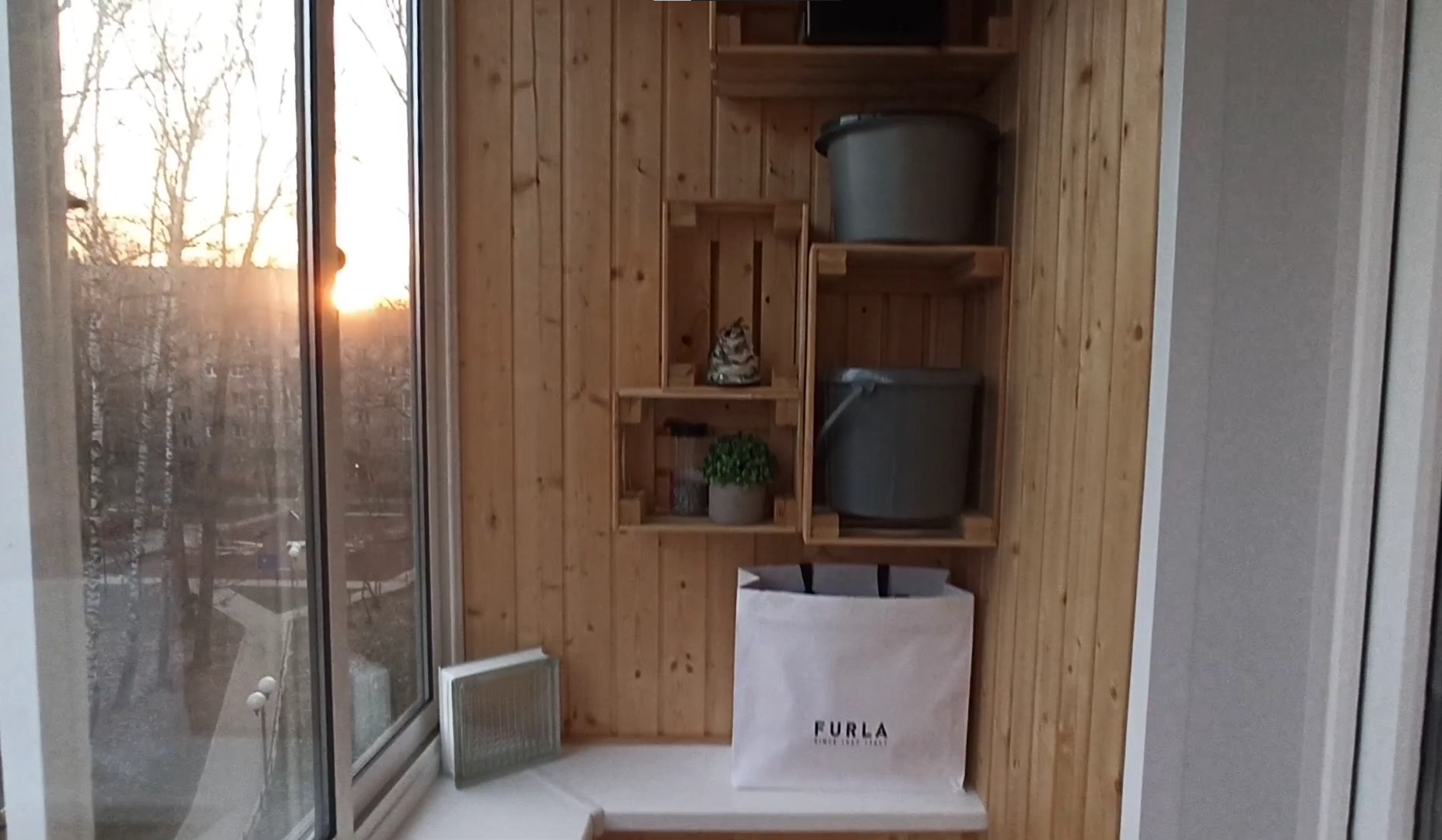 Отделка балкона вагонкой